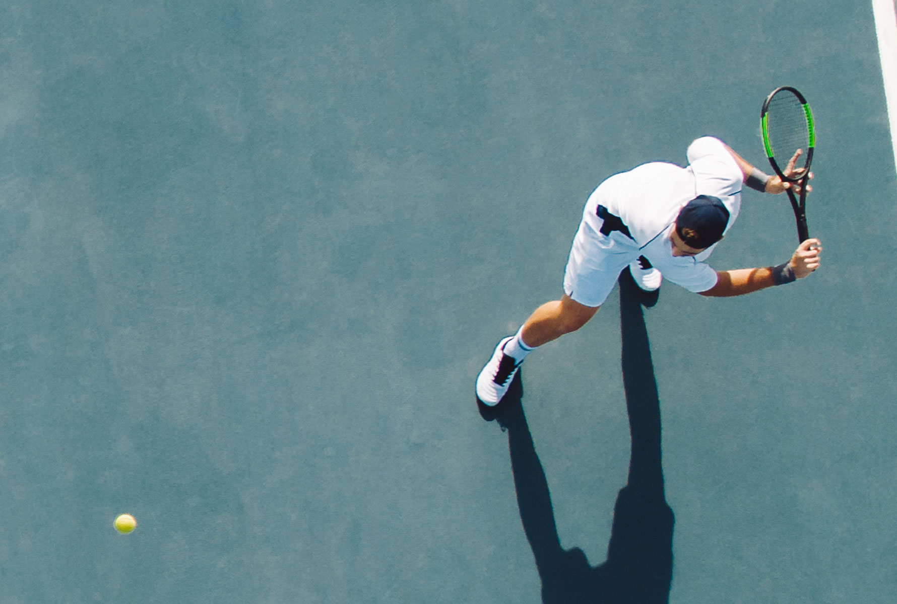 テニス 片手バックハンドのグリップはどう握る 基本とコツを解説 スポスルマガジン 様々なスポーツ情報を配信 テニス 片手バックハンドのグリップはどう握る 基本とコツを解説 スポスルマガジン 様々なスポーツ情報を配信