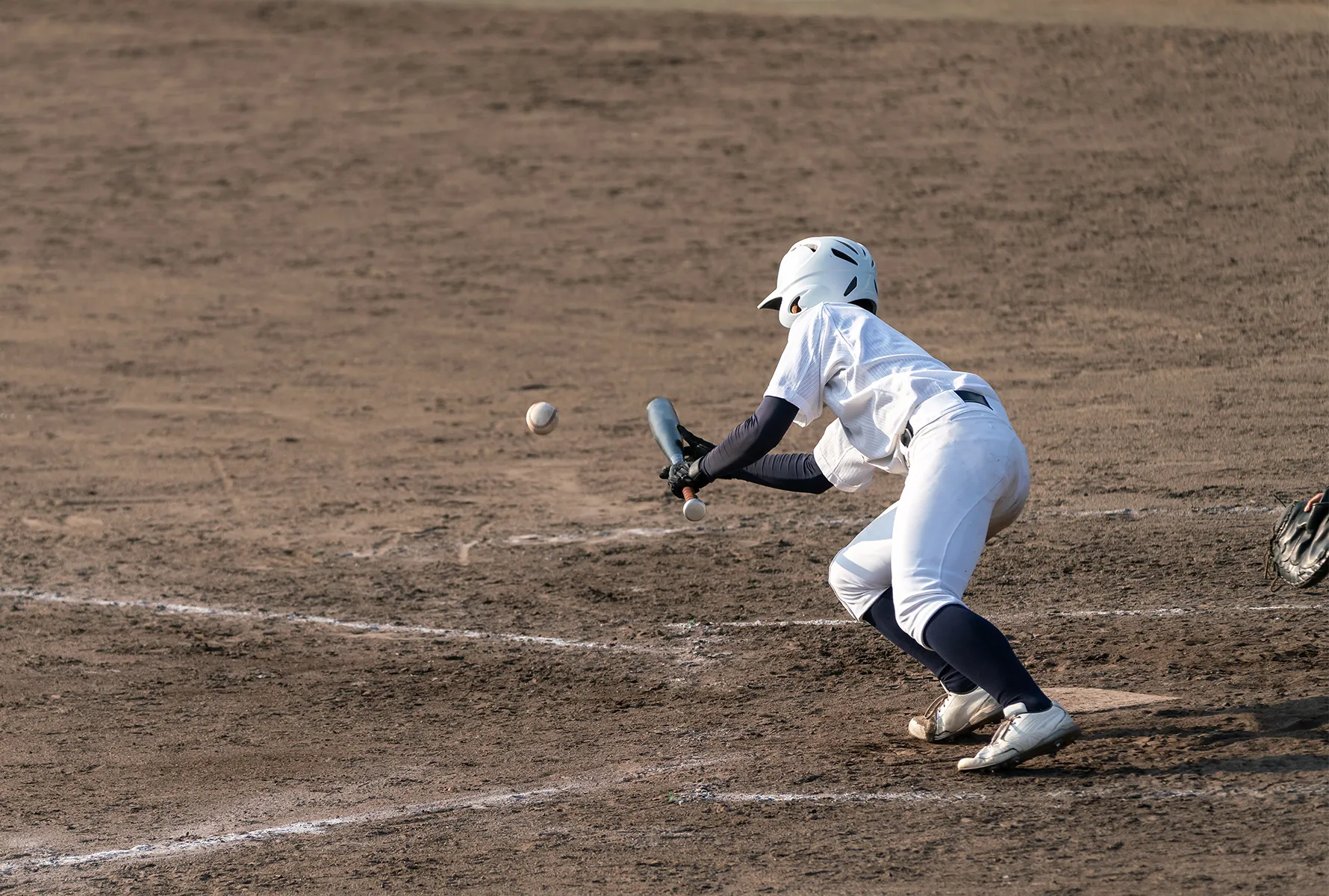 スクイズとは】バントとの違いや種類について！８つのコツもご紹介 - スポスルマガジン｜様々なスポーツ情報を配信