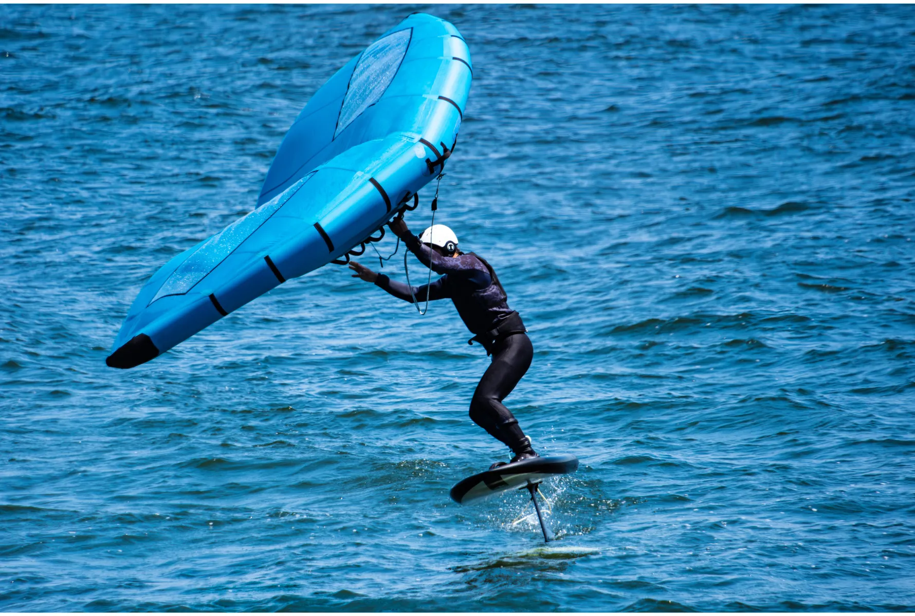 ウイングフォイル 海面から数十センチ、異次元の浮遊感 白浜海岸で「ウイングフォイル